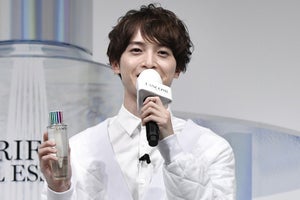 キスマイ玉森裕太、爽やか白コーデで登場「新次元の透明肌を極めたい」