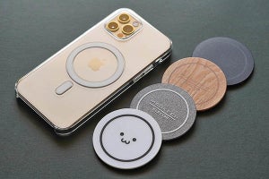 iPhone 12を好きな場所に固定、エレコムの“貼るスマホホルダー”は買いか