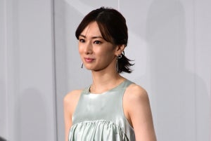 北川景子、ほっそり美肩際立つドレスで圧倒的女神感! 木村佳乃からの電話に涙