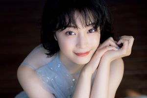 広瀬すず、白い美肌際立つノースリーブドレス「慣れずにソワソワ…」