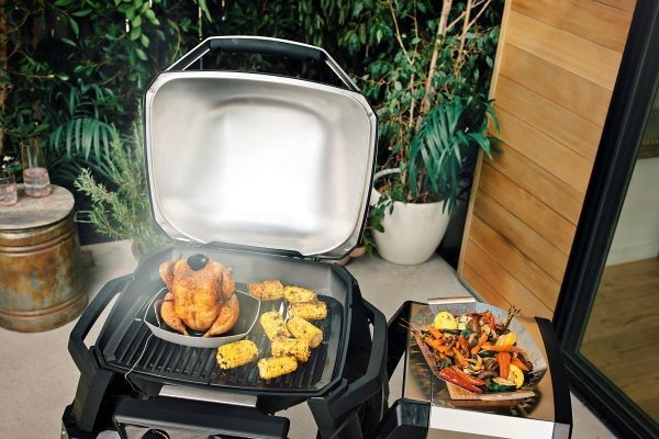 ウェーバーの電気式スマートBBQグリルが日本へ！ 食材温度をセンシングしながら納得の焼き上がり