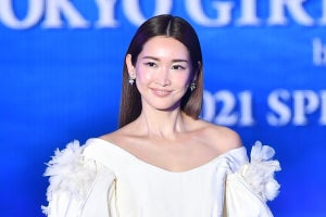 紗栄子、デコルテ大胆披露　人魚のような衣装で“水上ランウェイ”