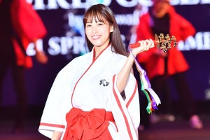 鷲見玲奈、巫女姿でランウェイ 「可愛いすぎる」と絶賛の声