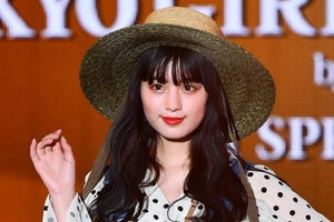 鶴嶋乃愛、麦わら帽子姿でランウェイ　ゆるふわヘアでかわいさプラス