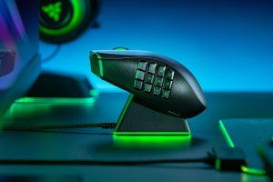 Razer、サイドプレート交換可能なマウス「Naga Pro」のチャージングドックバンドル