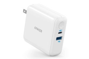 Anker、auとコラボしたPD 18W対応バッテリー一体型USB充電器 - 保証期間が最大36カ月に