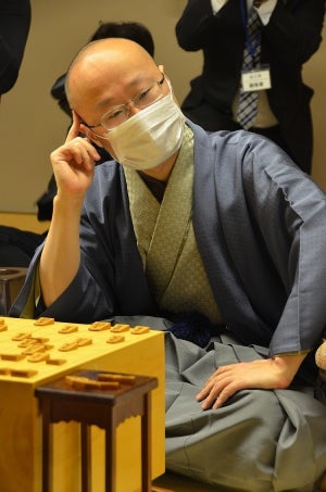 渡辺明棋王が糸谷哲郎八段の猛追をからくも振り切り、防衛まであと１勝　第46期棋王戦第３局