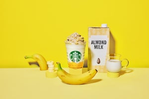 スタバ新作は「バナナンアーモンドミルク フラペチーノ」! 果肉&チップス入