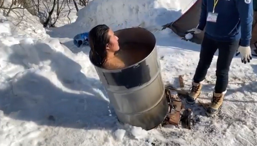 【ひえ～】雪の上でドラム缶風呂、気持ちよさそうと思いきや……!? まさかの展開に「色々とおもしろすぎるw」「まさに手も足も……」とツイッター大盛りあがり