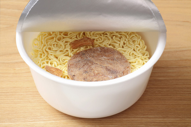 【目から鱗】カップラーメンのフタをピッタリ閉める裏ワザがツイッターで話題に - 「こんな方法があったのか」「天才ですか???」の声も