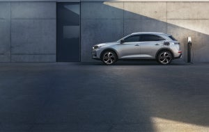 「DS 7 CROSSBACK」に、PHEV 4WDを搭載した電動化モデルが登場