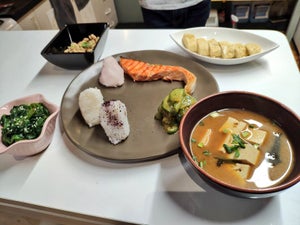 【ぴえん、からの……】来日できない外国人の和朝食に日本人もビックリ! ツイ主に直撃