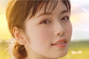 小芝風花、CANMAKE新CMでオトナな眼差し「ふわっふわ感を伝えたくて…」