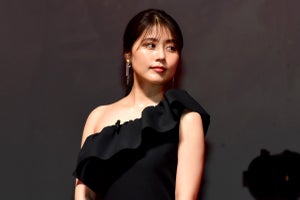 有村架純、片肌脱ぎ＆美背中のパンツドレスで魅了! 剣心への気持ちは「自然と」