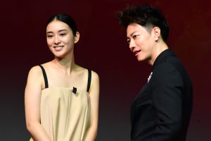 佐藤健、武井咲・有村架純の頭の後ろでピース 『るろ剣』豪華キャストの仲良しショット集