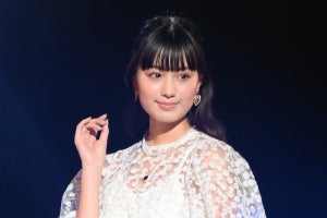 鶴嶋乃愛、春らしい透け感ワンピースでランウェイ