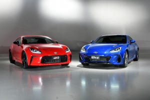 スポーツカーは永遠? トヨタとスバルが新型「86/BRZ」を初公開