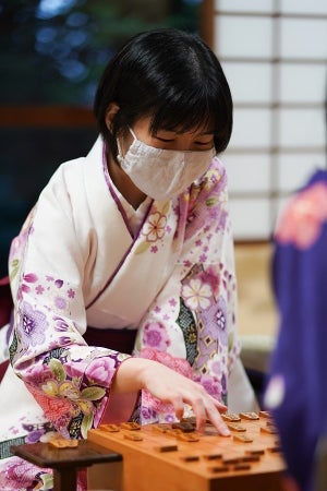 挑戦者の伊藤沙恵女流三段が西山朋佳女王に先勝　第14期マイナビ女子オープン五番勝負第１局