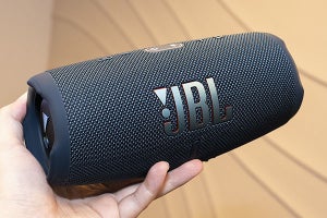 JBL、2ウェイ構成で音質強化した防水Bluetoothスピーカー「CHARGE 5」