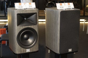 JBL、シックなグレイカラーのスリムスピーカー「HDIシリーズ」