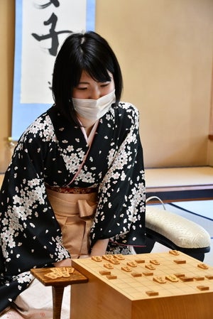 西山朋佳女王が相振り飛車の将棋を制して１勝１敗に　第14期マイナビ女子オープン五番勝負第２局