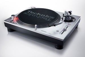 テクニクス、DJターンテーブル「SL-1200MK7」に新色シルバー