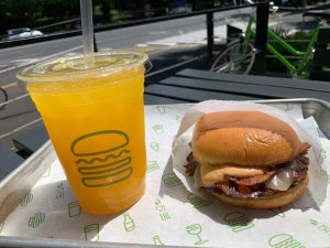 Shake Shack期間限定バーガー「スパイシーベーコンシャック」は辛さ＆旨味がギュッ