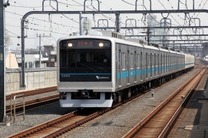 小田急電鉄3000形「子育て応援トレイン」10号車の車内床面に装飾も