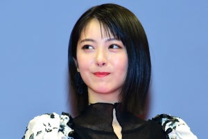 浜辺美波、風船銃に耳を塞ぎ「ビビりすぎ」撮影ではじけて監督もタジタジに