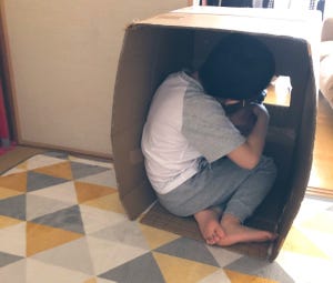 【スナイパー出現】「コナン見てから、息子がずっとこうなってる」スナイパーになりきる小1男子の姿が「可愛いスナイパーですね」「いいセンスだ!!」と話題に