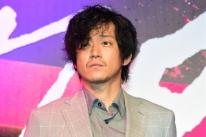 小栗旬、全力でかっこつけ自画自賛「かっこいいんですよ」監督のリクエストに応える