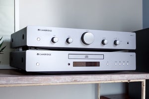 3万円を切る薄型プリメイン&CDプレーヤー。英Cambridge Audioから