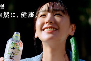 新垣結衣、少年に「隣のお兄さんに会ってない?」中村倫也と意識し合う新CM