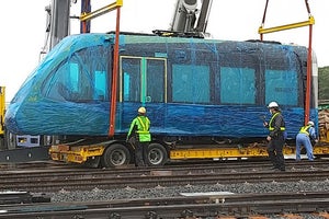 宇都宮ライトレール「ライトライン」(HU300形)1編成目が車両基地に