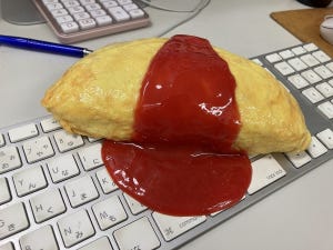 【どうしてこうなった】ケチャップたっぷりオムライスがキーボードにゴロ～ン!! 大惨事と思いきや実は…… - 「騙されたｗ」「めちゃめちゃリアル!」と話題に