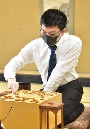 永瀬拓矢王座がＡ級順位戦の初陣を勝利で飾る　広瀬章人八段、勝利目前で痛恨の「とん死」