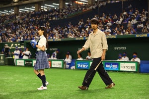 関水渚、人生初の始球式に「足がガクガク」仲村トオルが力強いスイング