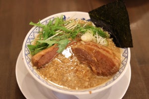 "東京"流豚骨ラーメンってどんなお味!? 「ばんから」のメガサイズ角煮が甘くてとろけるゥ!