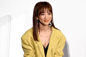 夏菜、美谷間くっきりクールなスーツ姿で魅了! 悪女を演じ反面教師に