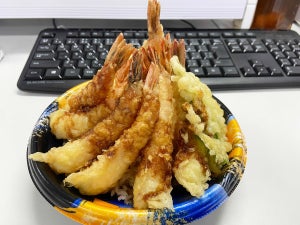 大盛りすぎぃ! 大盛海鮮天丼マウンテンで海老10尾の天丼をテイクアウトしてみた