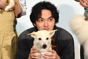 林遣都、舞台挨拶中に何度も顔を舐められ…!? 犬猫集合で中川大志「僕たちも見て」