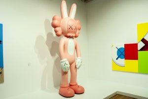 ニューヨークが拠点の「ポップカルチャーの巨匠」KAWS、大型展覧会を開催