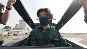 武田真治、自衛隊 アグレッサー部隊戦闘機に搭乗! 海自歌姫のテレビ初デュエットも