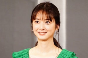 佐々木希、美デコルテ輝く衣装で魅了　6年ぶり舞台「一生懸命演じられたら」