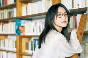 鞘師里保、透け感白シャツ×メガネの図書館グラビア ソロライブへの思いも