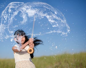 【清涼感100%】どうやって撮ったの!? ちょっと不思議な「水傘」が涼しそう! - 「圧倒的な発想力と感性」と驚きの声