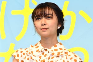 上白石萌歌、豊川悦司の貴重な姿アピール「ブリーフパンツ…」「一応水着です」