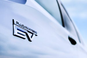 北米発売のクロスオーバーSUV「アウトランダー」にPHEVモデルを設定し、今冬国内発売