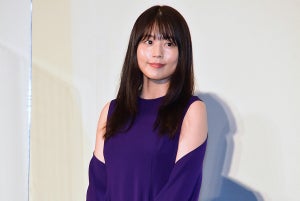 有村架純、肩見せワンピースでシックな美しさ　ハプニングにも冷静すぎる対応