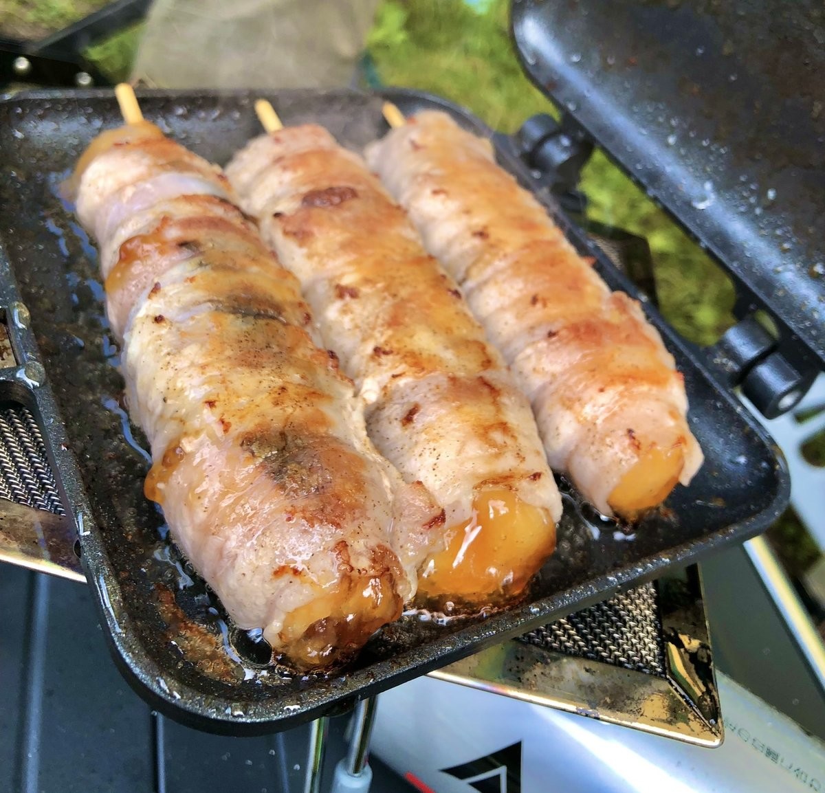 【外はカリッ中はモチッ!】みたらし団子と"アレ"をホットサンドメーカーで焼いた料理がたまらん! - 「そりゃあ美味いわ」「甘味と塩分同時摂取は正義」の声も